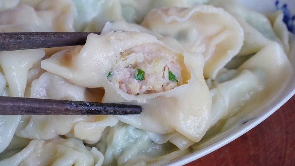 高麗菜豬肉口味，嘗起來也是清爽又多汁。（圖片來源：美食好芃友）