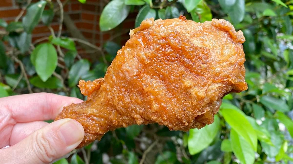 一口咬下炸雞腿超級多汁，肉質也很軟嫩。（圖片來源：加小菲愛碎碎唸）