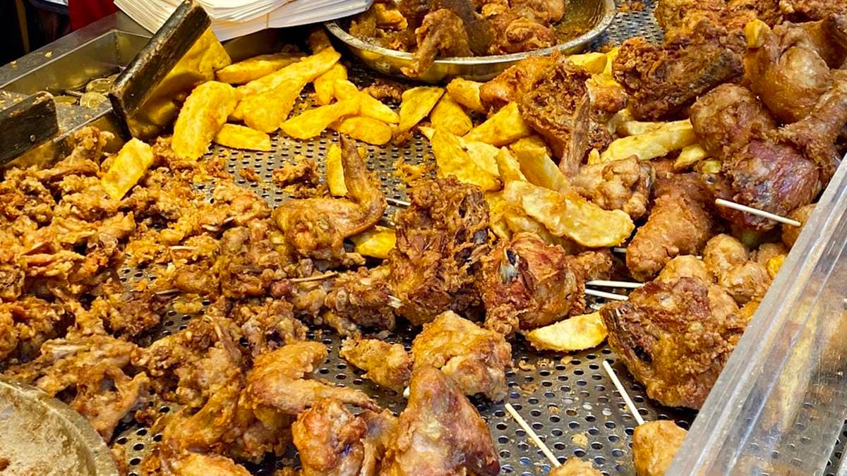 堆滿滿的炸物，看了好過癮。（圖片來源：加小菲愛碎碎唸）