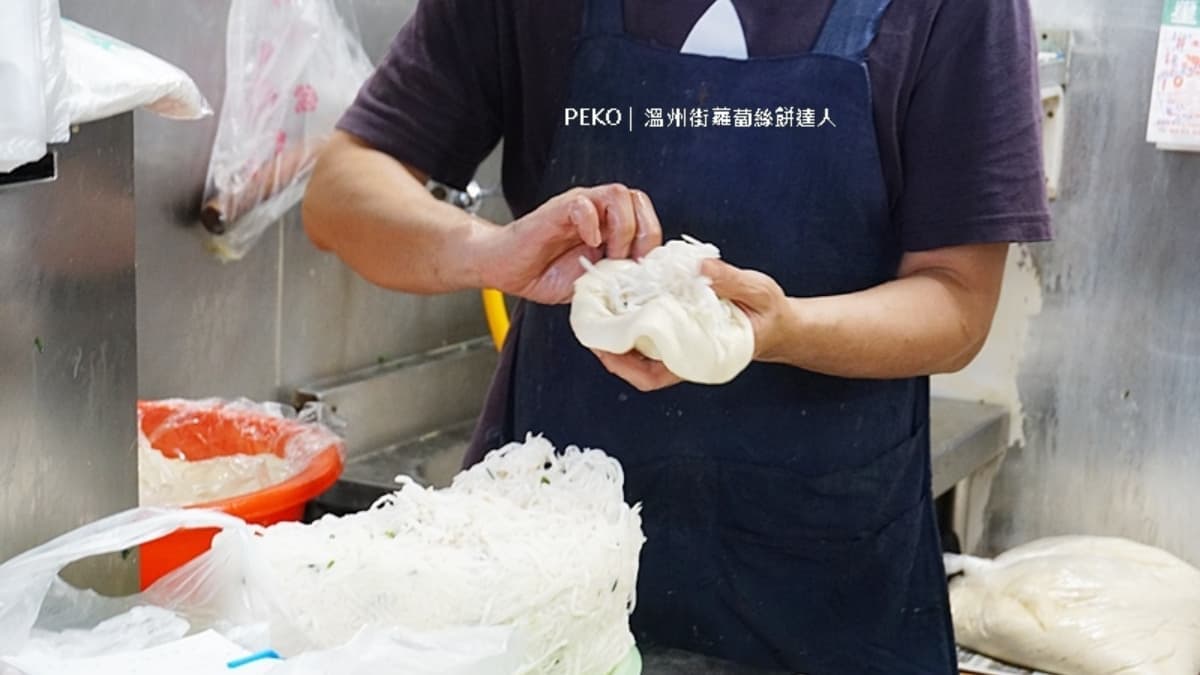 現場看師傅包餅超級療癒，餡料塞得滿滿滿。（圖片來源：PEKO の Simple Life）