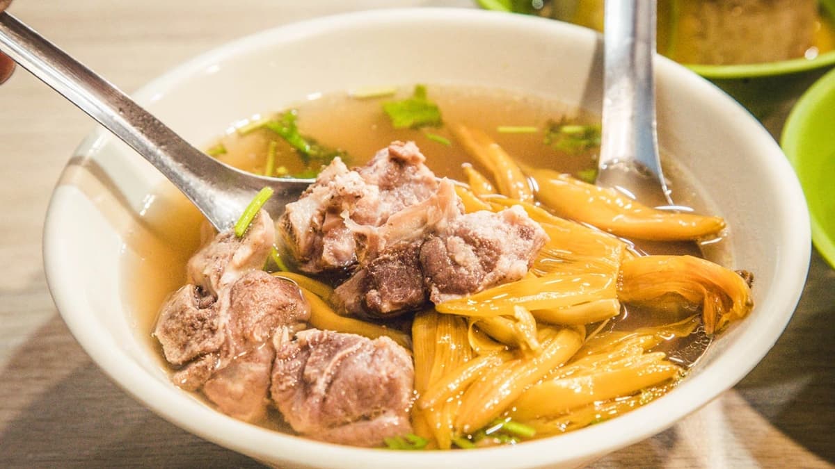 「金針排骨湯」花的甜味都有煮出來，加上排骨的鮮香，搭配米糕非常棒。（圖片來源：大手牽小手玩樂趣）