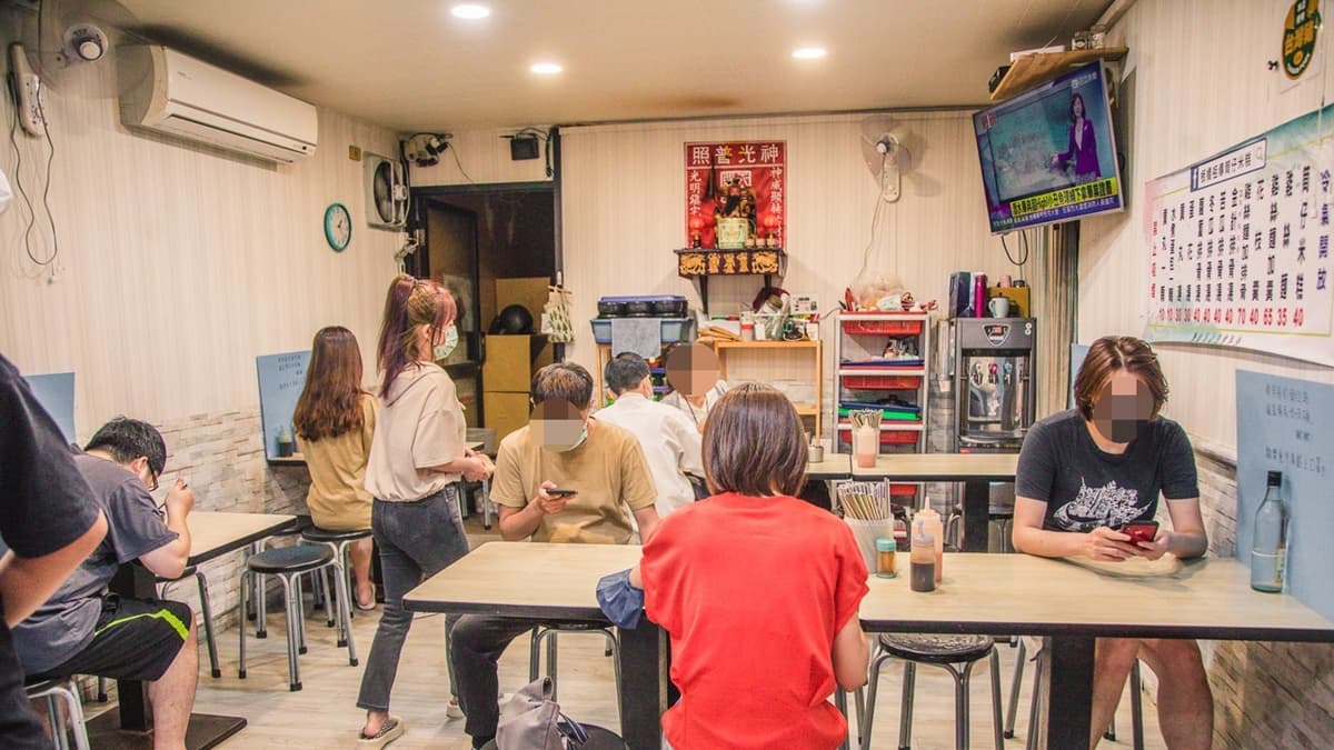 生意真的很好，但店內用餐位置不多。（圖片來源：大手牽小手玩樂趣）