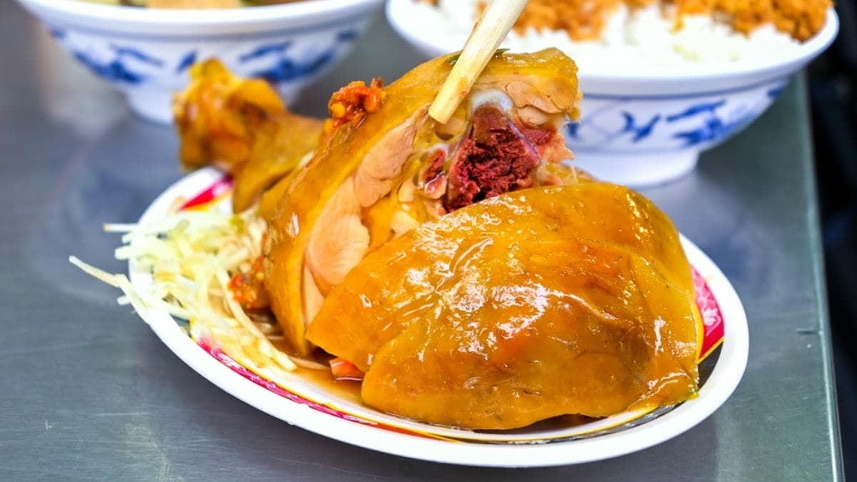 煙燻雞腿Q嫩滑彈又結實，肉質新鮮肌理緊緻。（圖片來源：朝食女孩 & Lady L）