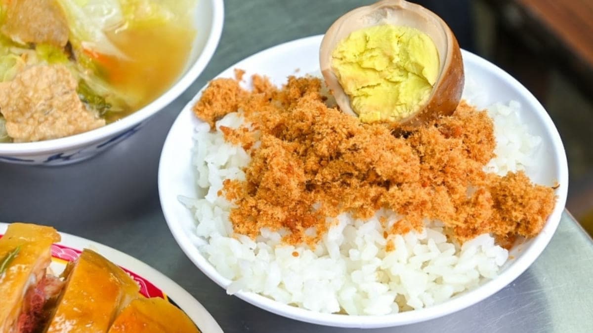 白飯分成大小２種尺寸，請老闆加點魚鬆。（圖片來源：朝食女孩 & Lady L）