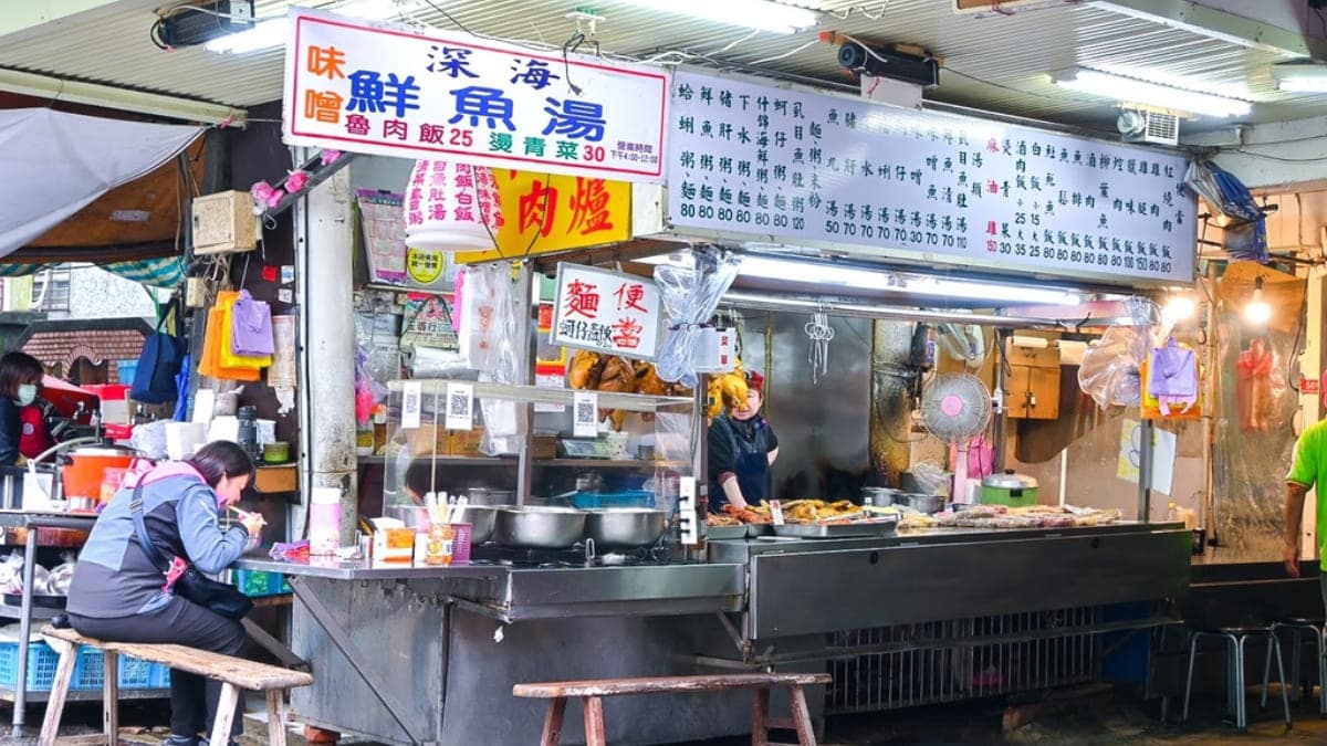 「龍泉深海魚湯」從台電大樓站３號出口步行約１分鐘距離。（圖片來源：朝食女孩 & Lady L）