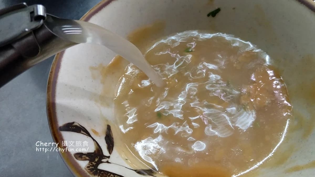 吃完甜不辣後，可以將高湯倒入碗裡，和著醬汁一起喝。（圖片來源：切琍攝文旅食）