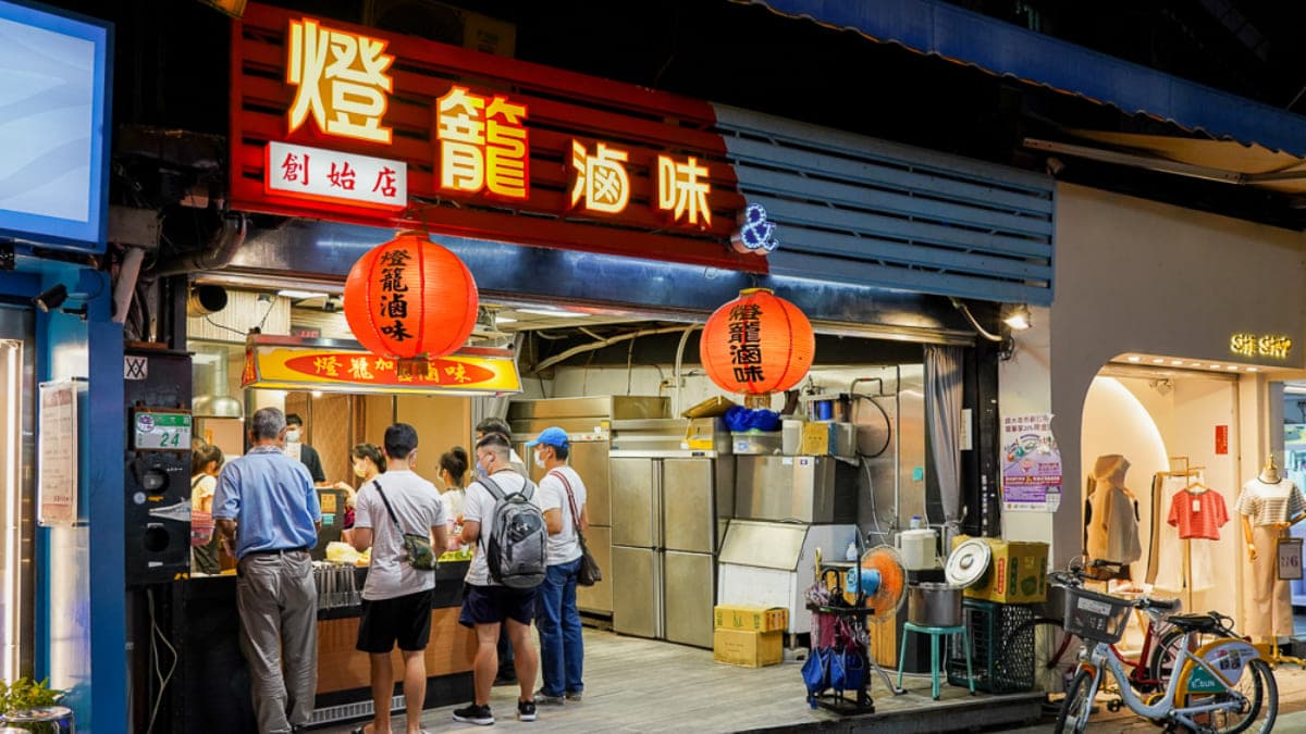 燈籠滷味（創始總店）靠近捷運台電大樓站３號出口。（圖片來源：C妞日記｜Claire‘s Diary）