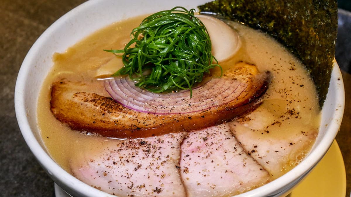 豬肉叉燒口感軟嫩，比較偏日本味的拉麵。（圖片來源：鄉民食堂）