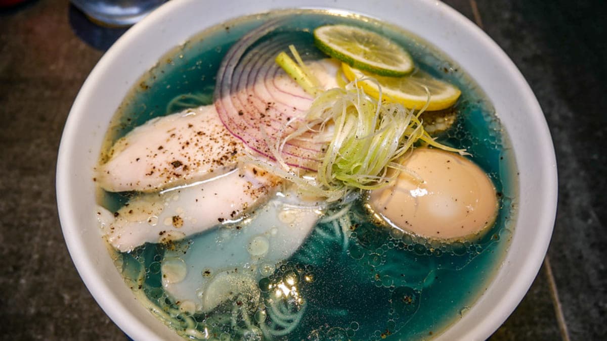 「鹽味翠雞拉麵」的湯底是藍色的。（圖片來源：鄉民食堂）