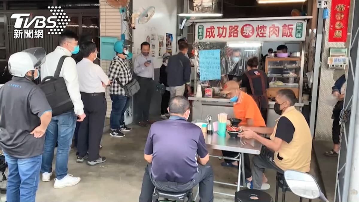 首家申請開發票！80年老店「阿泉焢肉飯」恢復營業，縣長也來排隊搶吃