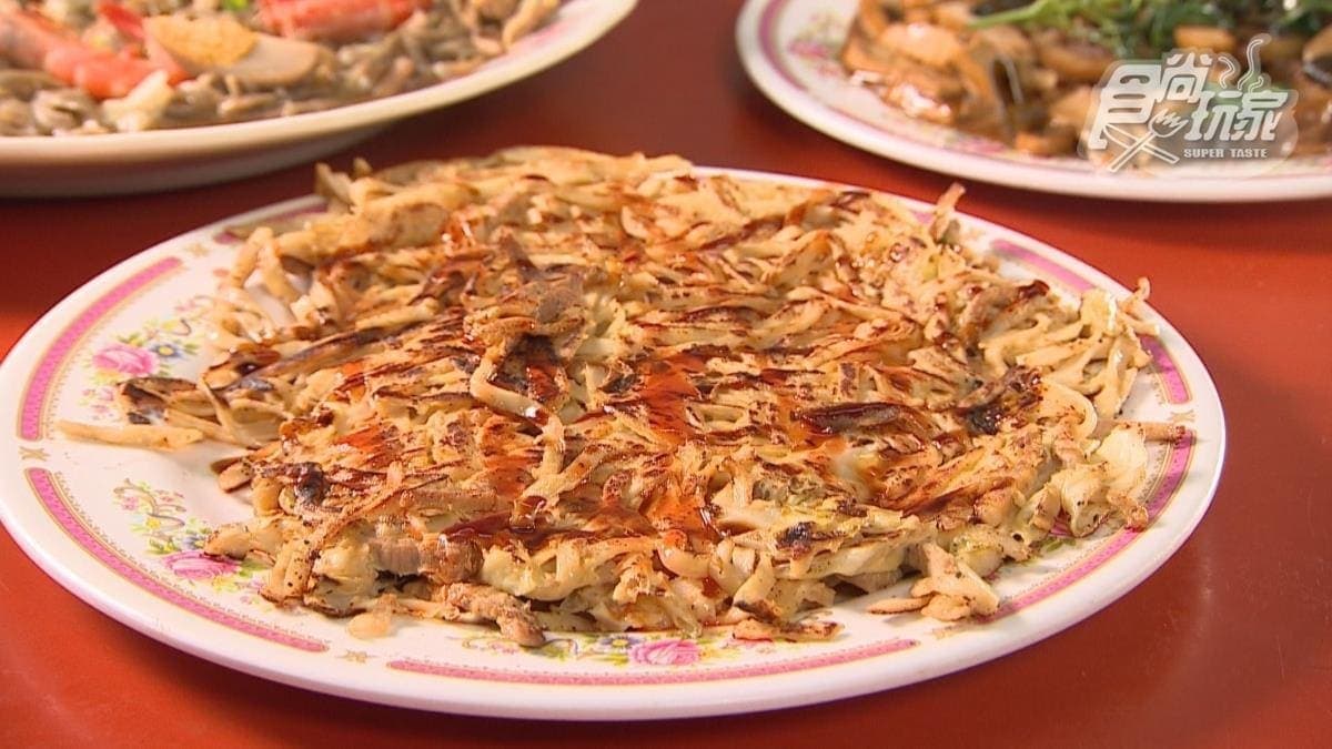 「蛋麵煎」煎得焦香酥脆，搭在一起吃超開胃。