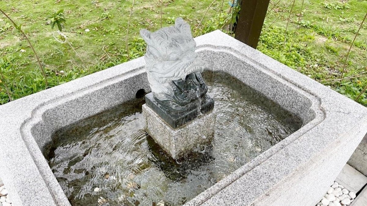 許願池上頭是１隻龍的樣貌。（圖片來源：雙子喵玩樂旅行PennyLife）