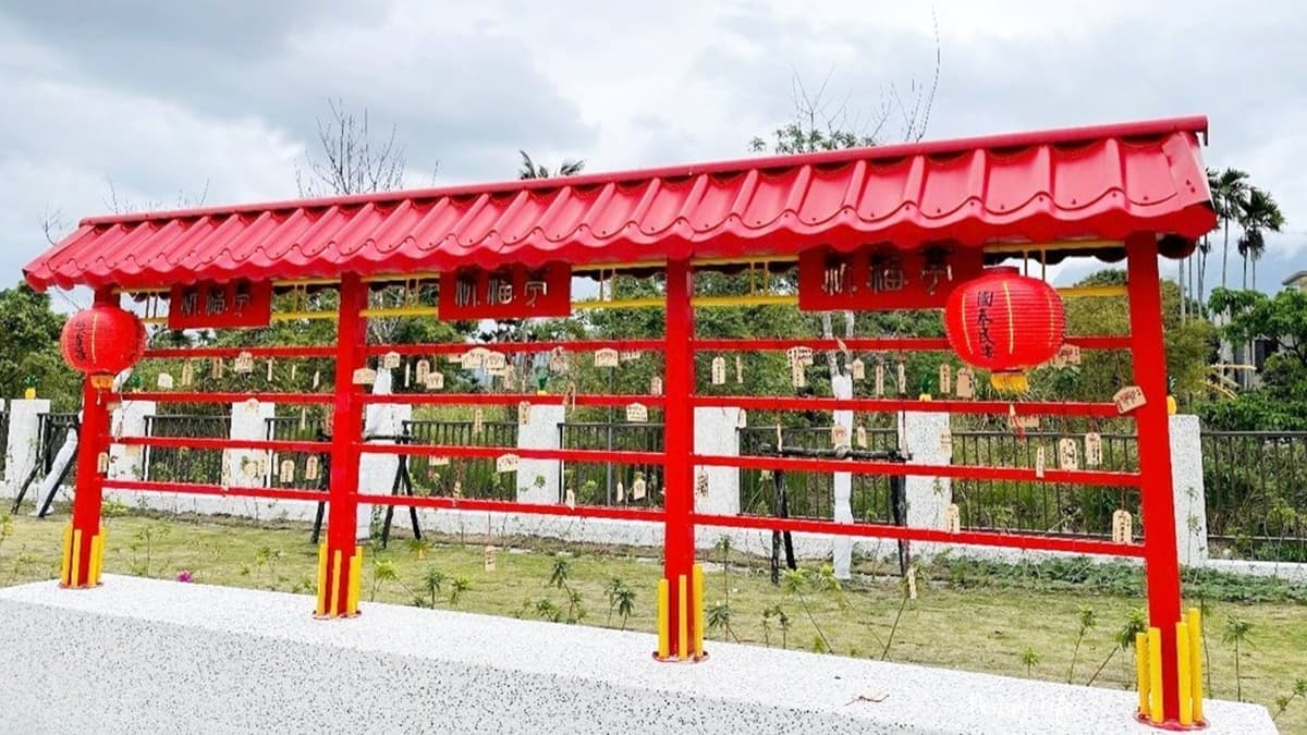 祈福亭有許多信眾許下心願的繪馬牆。（圖片來源：雙子喵玩樂旅行PennyLife）
