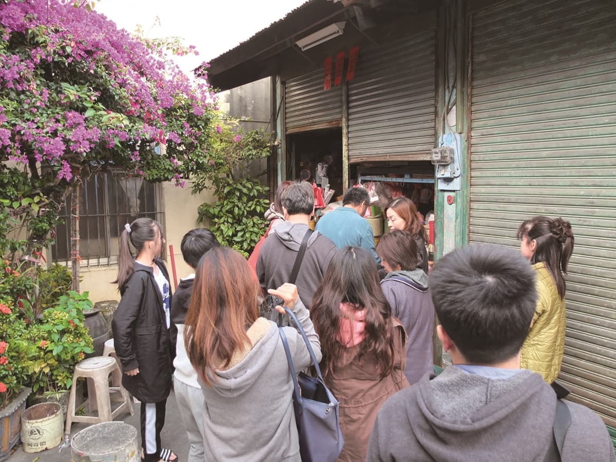 大鍋料隨便你舀！宮廟旁「鐵皮屋關東煮攤」一開店擠滿人，王子麵１包僅２元