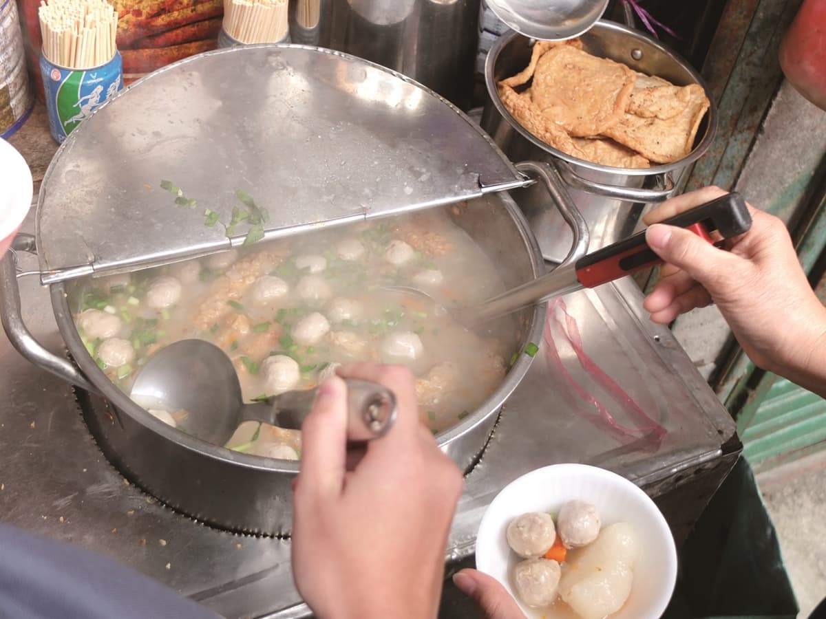 大鍋料隨便你舀！宮廟旁「鐵皮屋關東煮攤」一開店擠滿人，王子麵１包僅２元