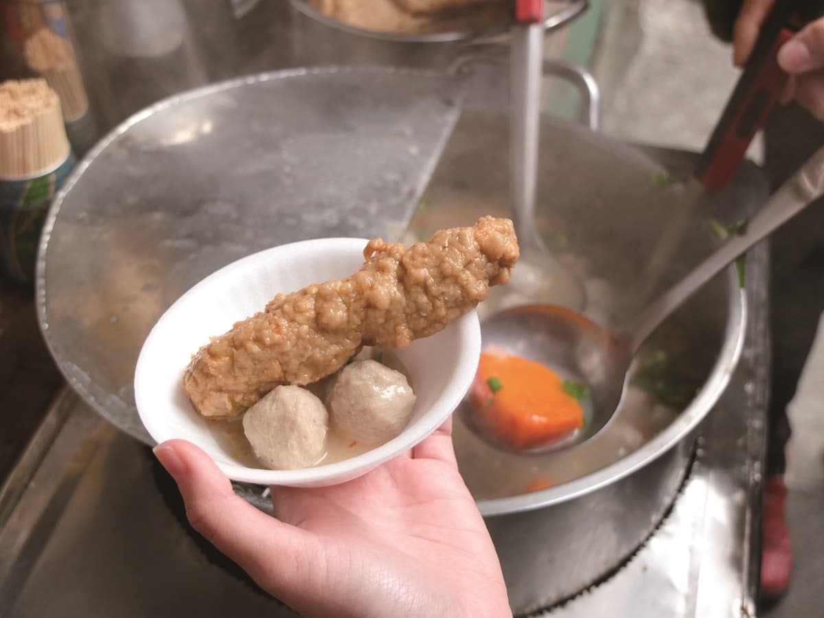 大鍋料隨便你舀！宮廟旁「鐵皮屋關東煮攤」一開店擠滿人，王子麵１包僅２元