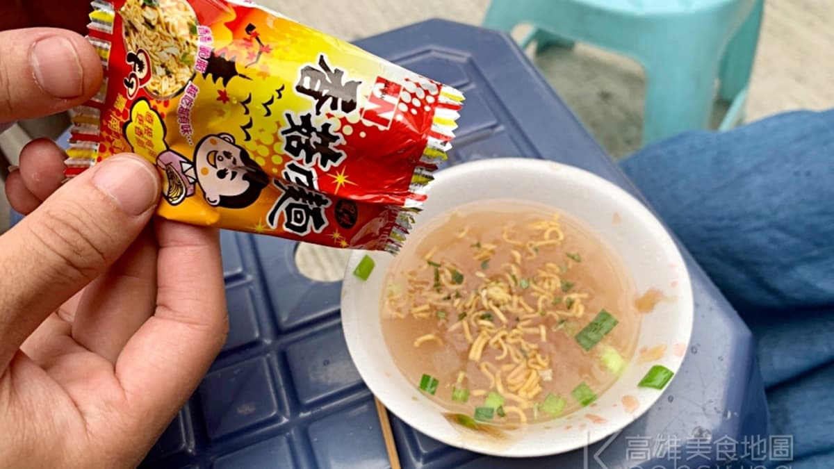 內行吃法推薦把香菇肉麵直接加入關東煮清湯，直接升級成１麵２吃。（圖片來源：高雄美食地圖）