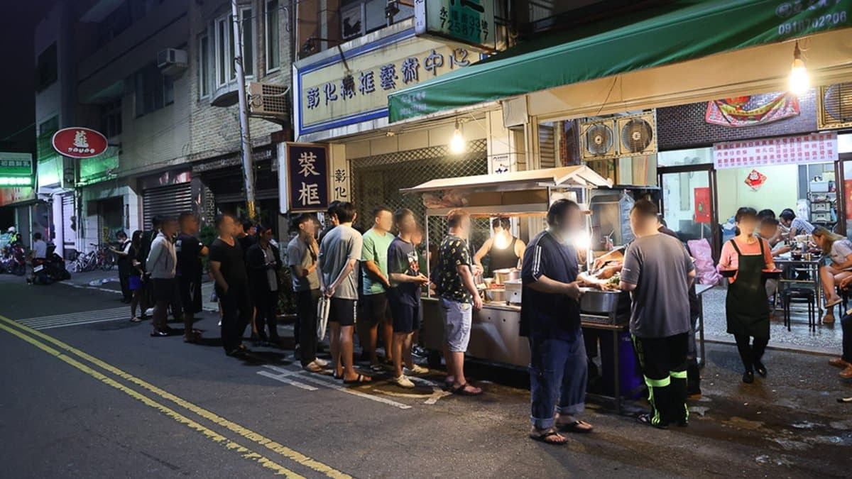 「阿正爌肉飯」主要是賣宵夜場，即便是深夜也要排隊好一陣子才吃得到。（圖片來源：口袋吃吃五十咩）