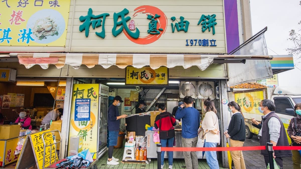 說到宜蘭礁溪美食，這家營業超過30年的柯氏蔥油餅一定榜上有名。（圖片來源：小佳的幻想世界）