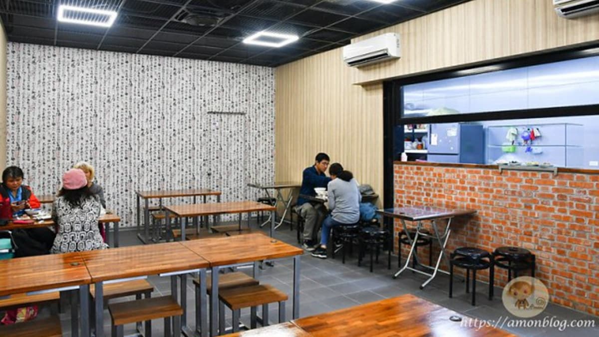 店內用餐環境寬敞，有２人桌，也有４人桌。（圖片來源：阿mon世界趴趴走）