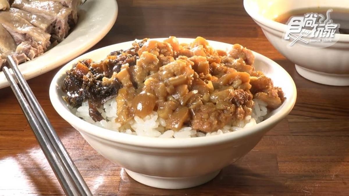 梅干菜滷肉飯肉質入口即化，豬油香氣十足。