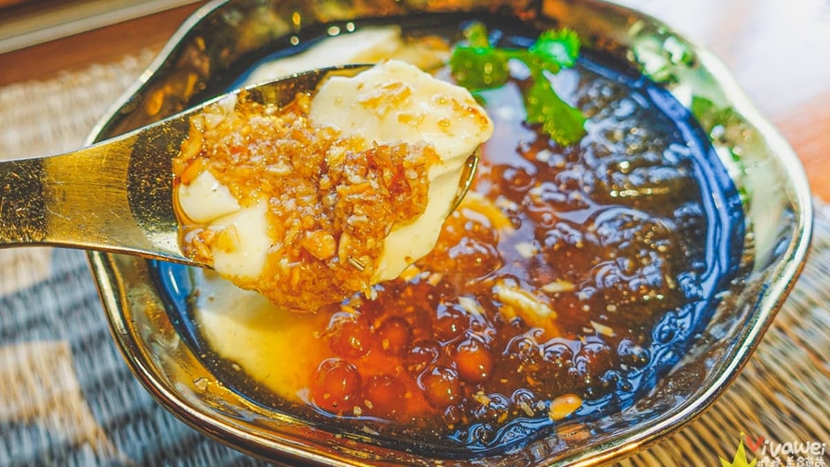 豆花的口感滑嫩細緻，配上糖水不會太甜膩。（圖片來源：瑋瑋美食萬歲）