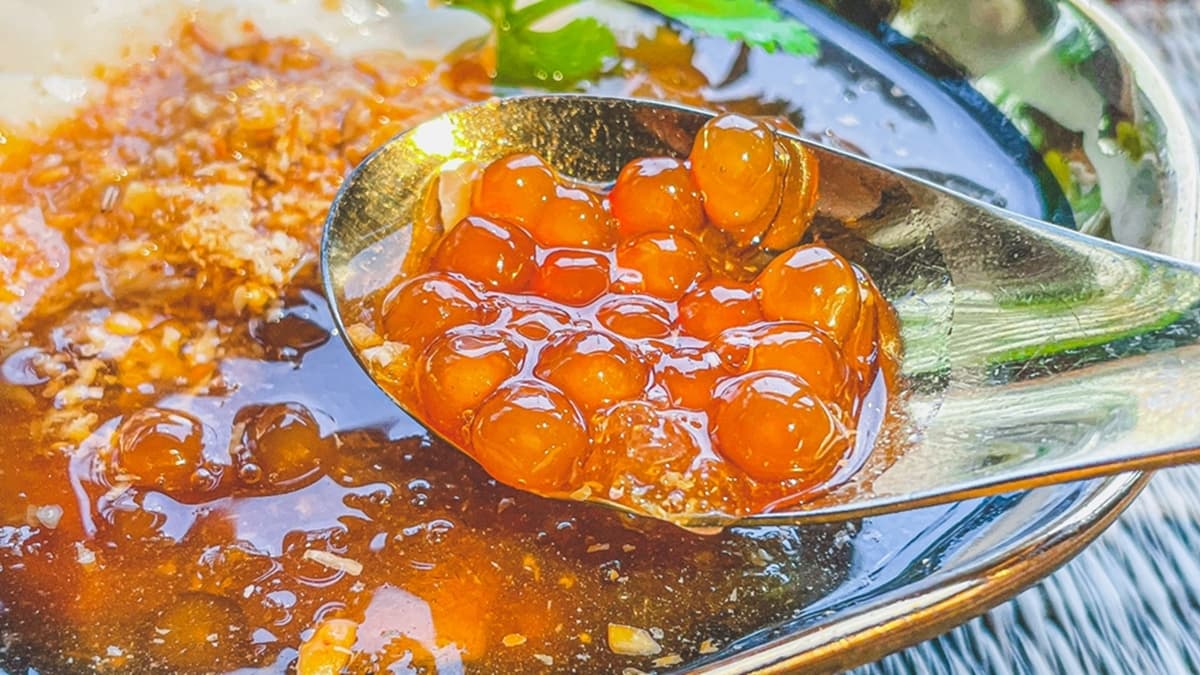 琥珀色的粉圓滿Q彈的，桃膠口感軟軟的像是果凍。（圖片來源：瑋瑋美食萬歲）