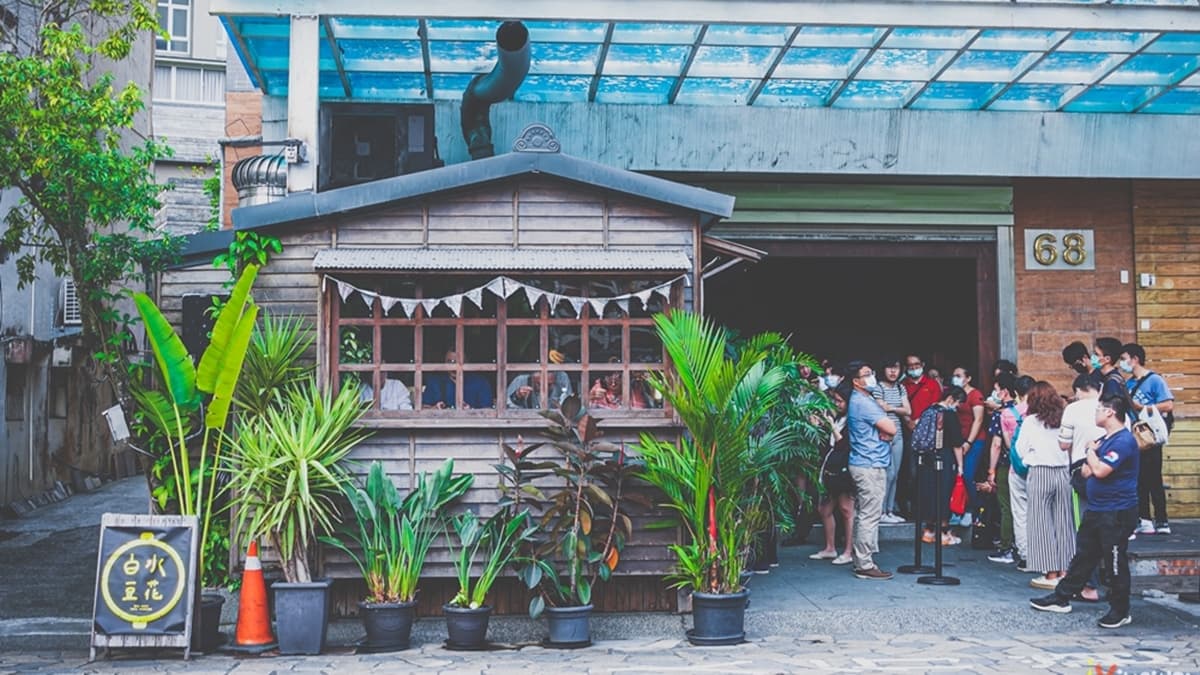 日式建築的店面外觀，加上綠意盎然的植栽，非常好拍照。（圖片來源：瑋瑋美食萬歲）