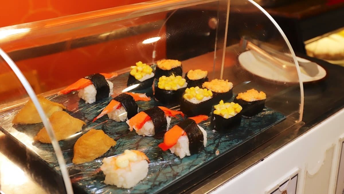 自助吧有各式炸物熟食、現做炙燒握壽司手捲，通通任你無限吃到飽。（圖片來源：進食的巨鼠）
