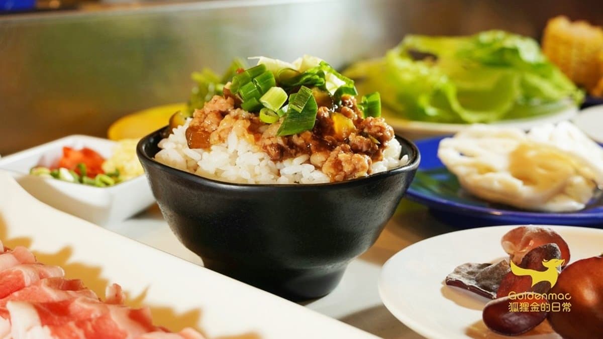 自助吧提供瓜仔肉燥、沙茶肉片等熟食可以搭配主食享用。（圖片來源：狐狸金的日常）