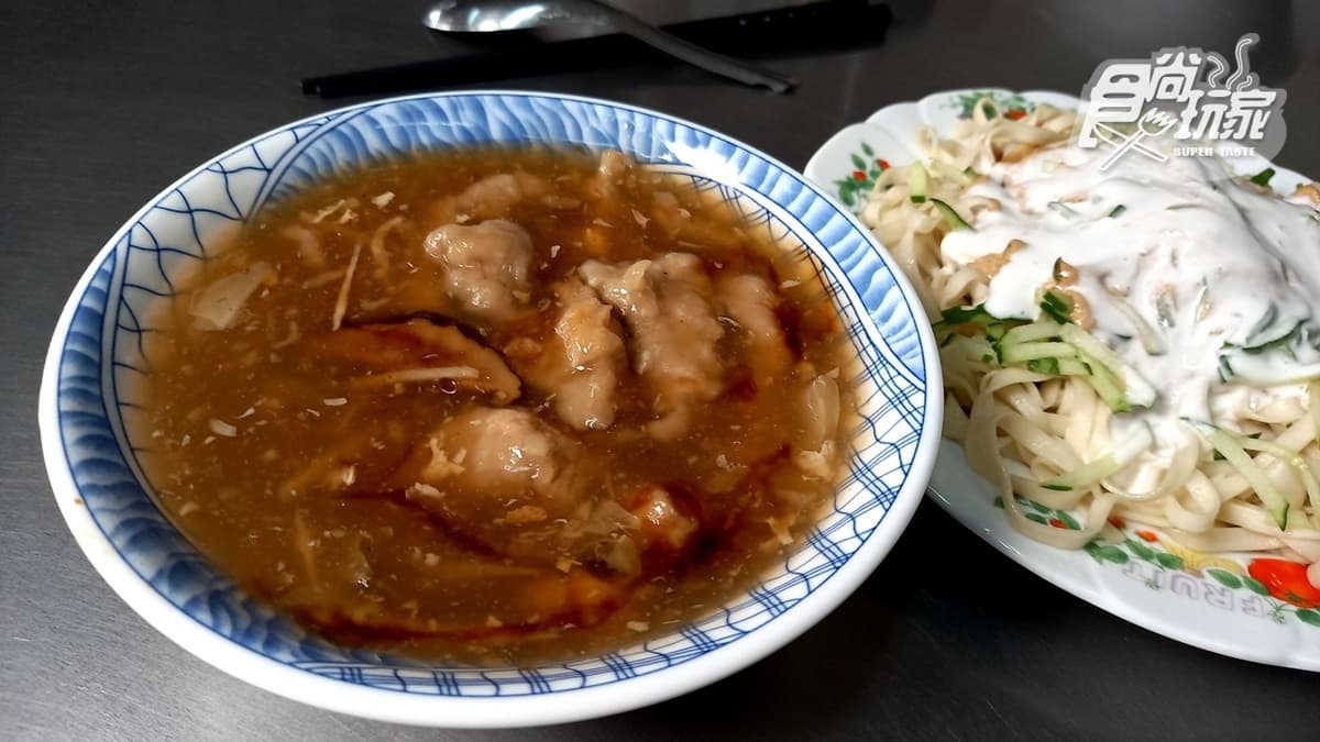 香菇肉羹勾芡感不重，喝起來相當清甜。