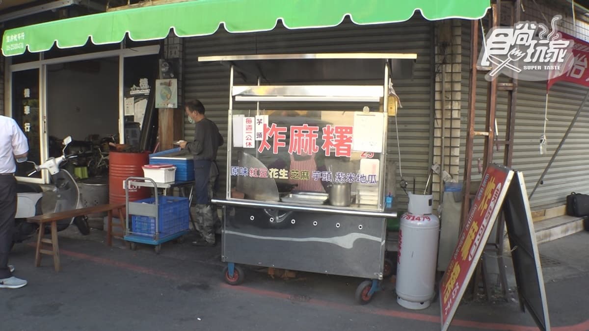 「阿婆炸麻糬」攤子雖然小但辨識度很高，看到旁邊有很多人在排隊就是了。