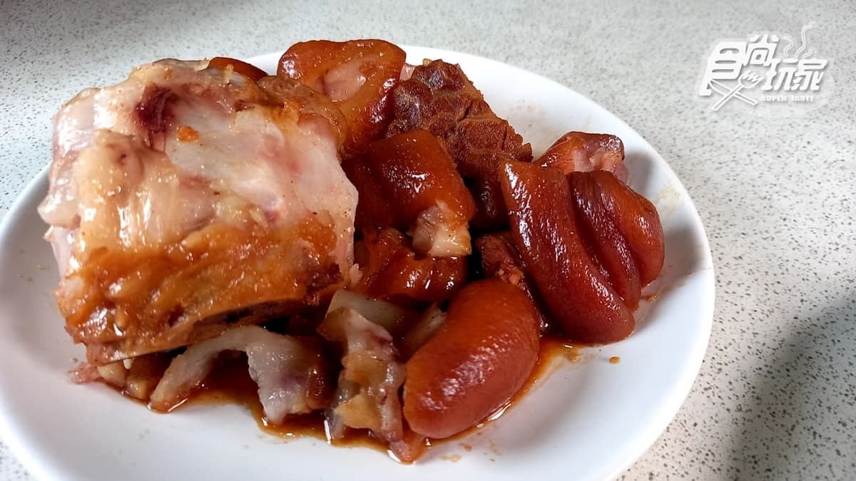 「滷豬腳」不加味精，而是使用紅麴滷製，吃起來口感Ｑ嫩會回甘。