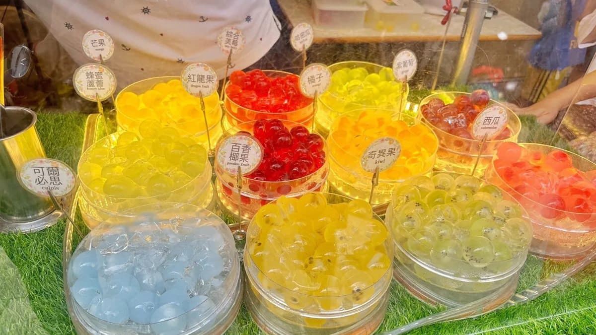 繽紛的蒟蒻球有高達11種口味可任選。（圖片來源：痴吃的玩）