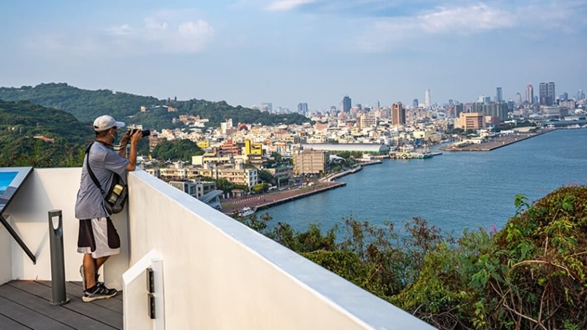 站上燈塔觀景台，就可以瞭望整個海岸線與城市美景。（圖片來源：虎麗笑嗨嗨）