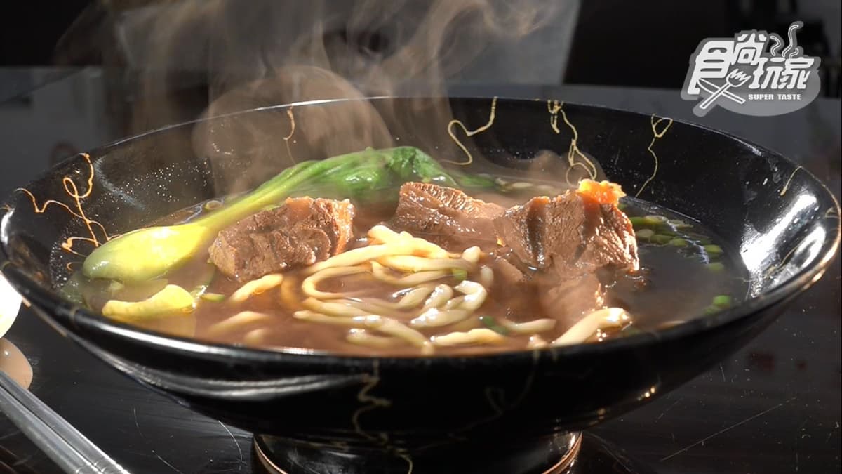「三合一牛肉麵」湯頭帶有獨特的爆炒焦糖香氣。