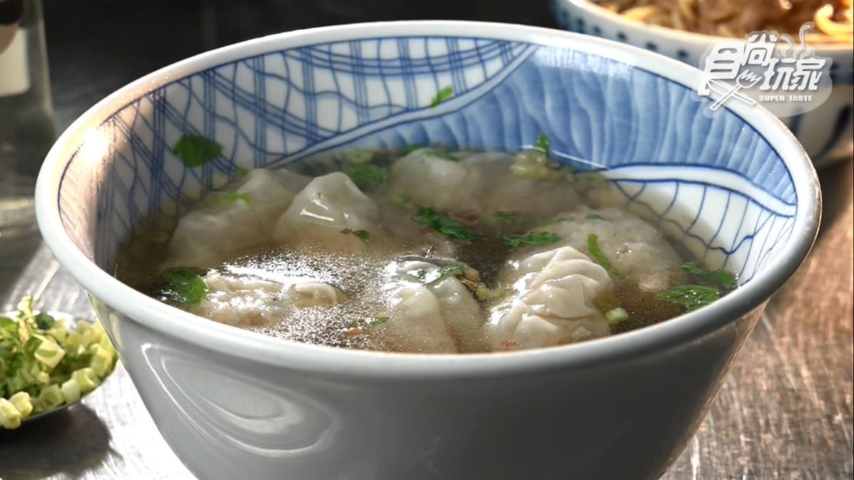 餛飩皮很薄，吃起來滑溜順口，大骨湯頭也很清爽。