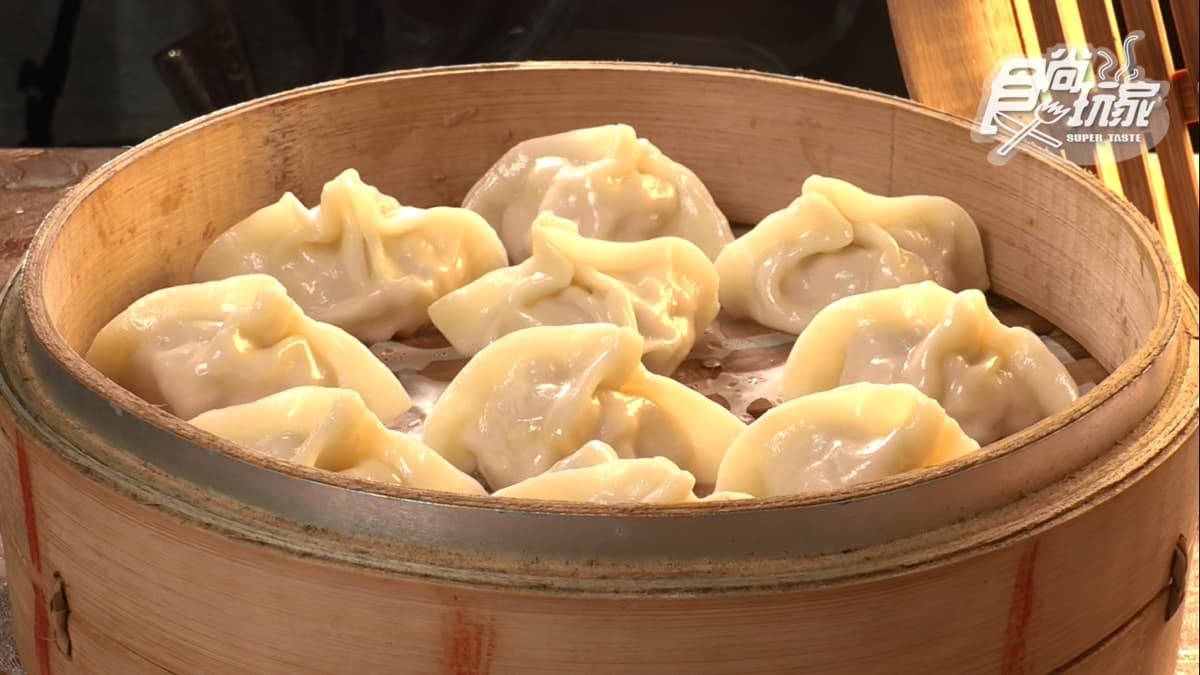 是許多在地人推薦的小籠包店，也有蒸餃可點。