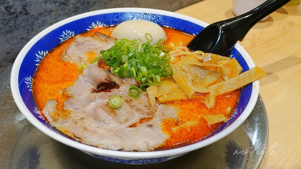 愛吃辣的朋友也能挑戰一下這款「麻辣豚骨拉麵」。（圖片來源：水晶安蹄不務正業過生活）