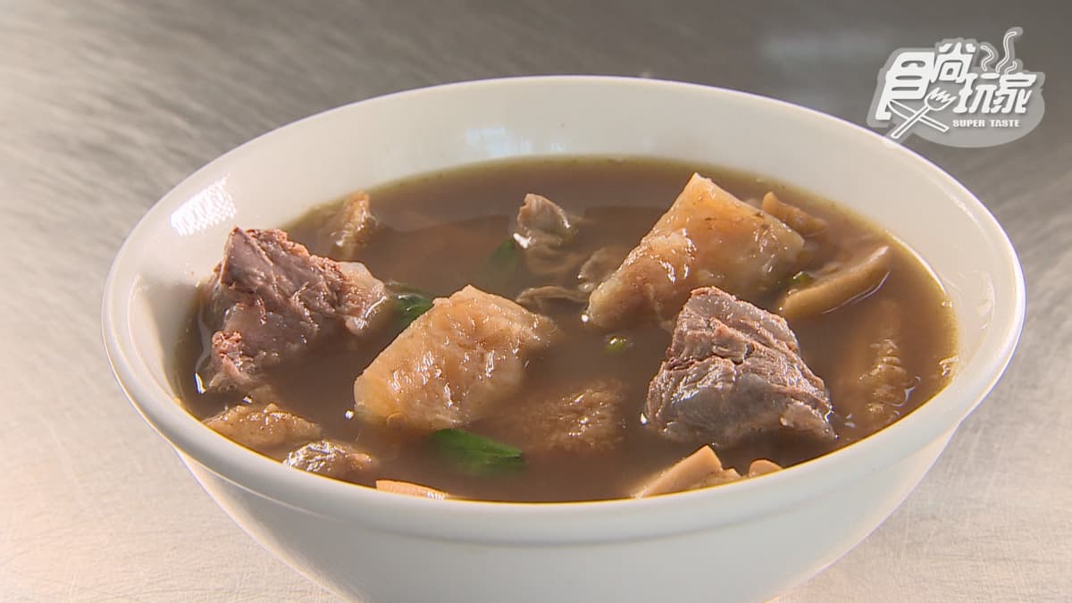 50元爽吃！高CP值「滿料牛雜湯」吃得到牛肚、牛筋，中藥香湯頭濃郁回甘
