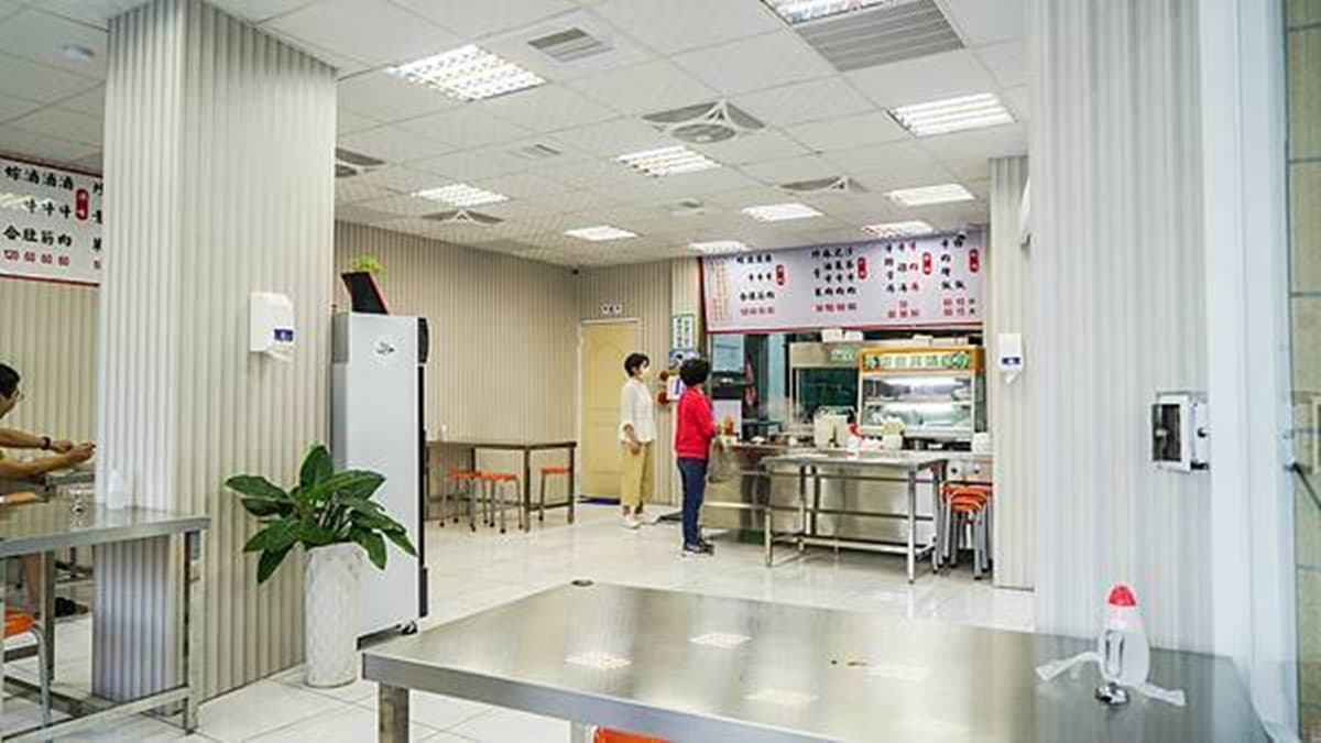 店內只有簡單幾張桌椅，環境還挺乾淨。（圖片來源：多肉動物-以食物為座標的女人）