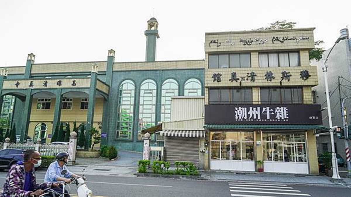 「高雄清真潮州牛雜餐廳」就位於清真寺旁。（圖片來源：多肉動物-以食物為座標的女人）