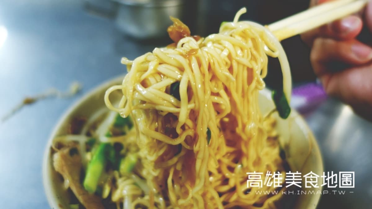 吃之前一定要將碗底的醬汁、蔥花、油蔥酥與麵條攪拌均勻。（圖片來源：高雄美食地圖）