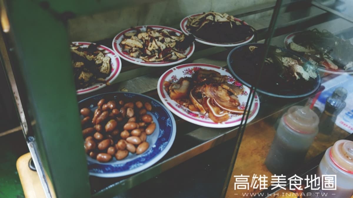 一旁的玻璃櫃裝著各式小菜滷味，讓客人自行拿取。（圖片來源：高雄美食地圖）