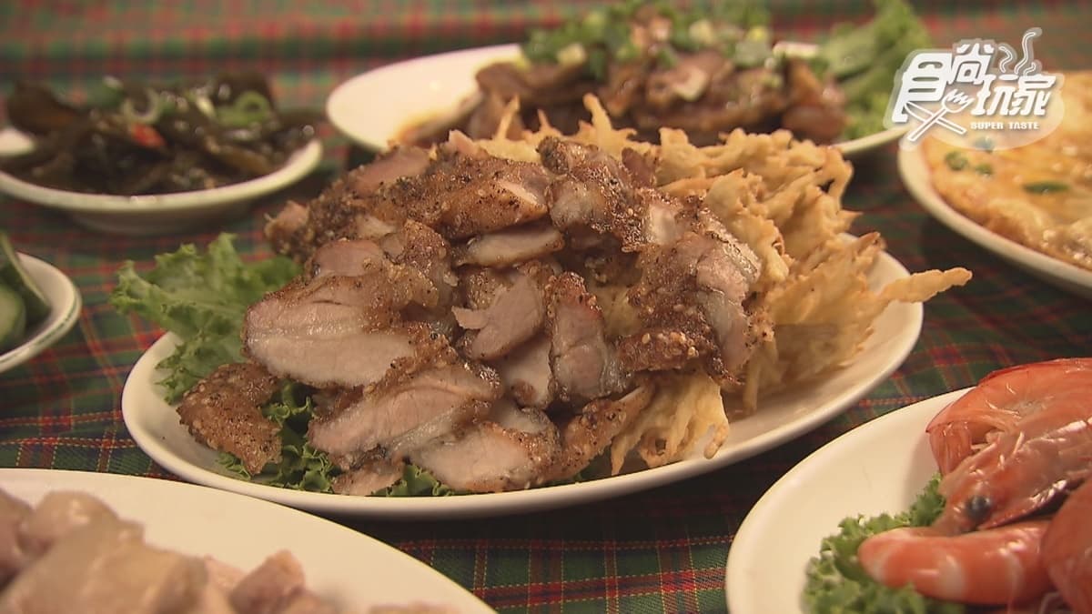 「炸五花肉牛蒡絲拼盤」吃得到大塊厚實的鹹豬肉超過癮。