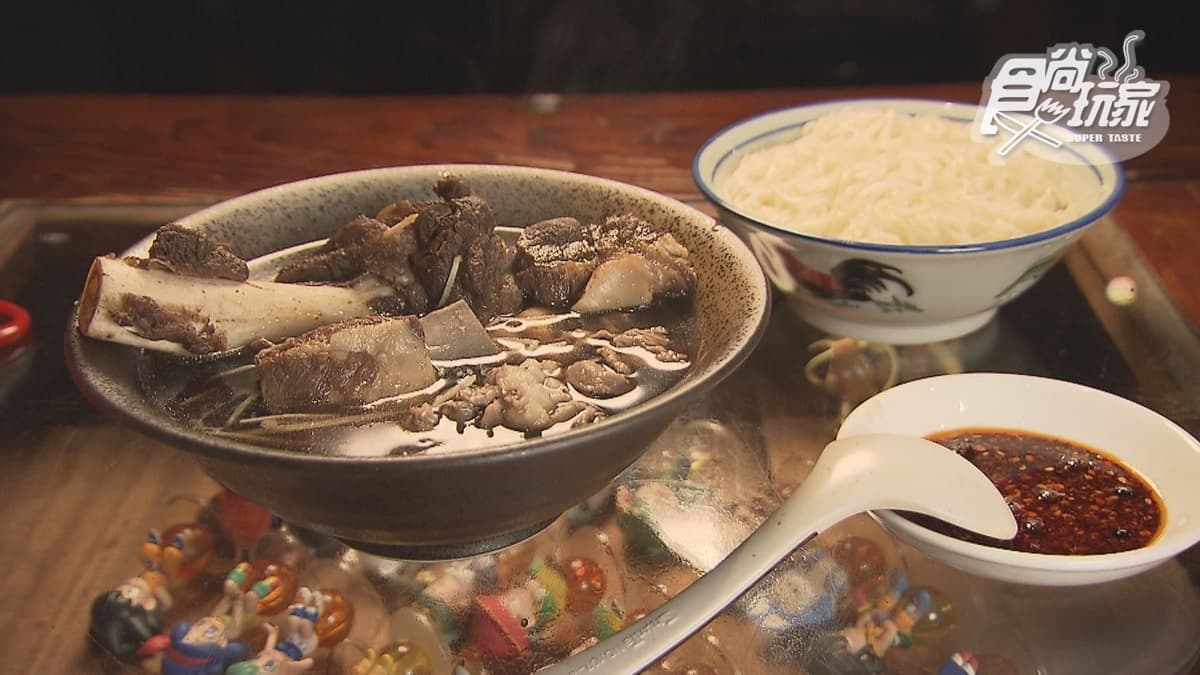 「綜合羊肉湯」一次吃得到４種部位，有羊大骨、羊肉片、羊小排和羊腱。