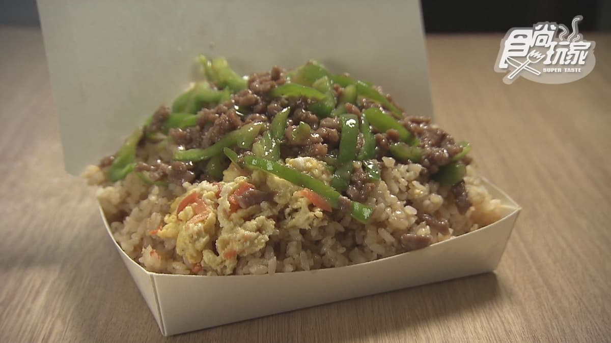 「青椒牛肉炒飯」是很多網友推薦的品項，分量同樣很浮誇。