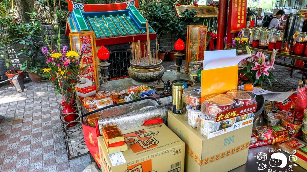 很多人會在「中寮石龍宮」用泡麵拜拜。（圖片來源：陳小可的吃喝玩樂）