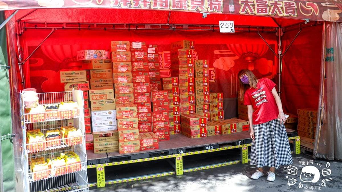 大家來拜拜會買泡麵帶回家或當做供品捐給廟方。（圖片來源：陳小可的吃喝玩樂）