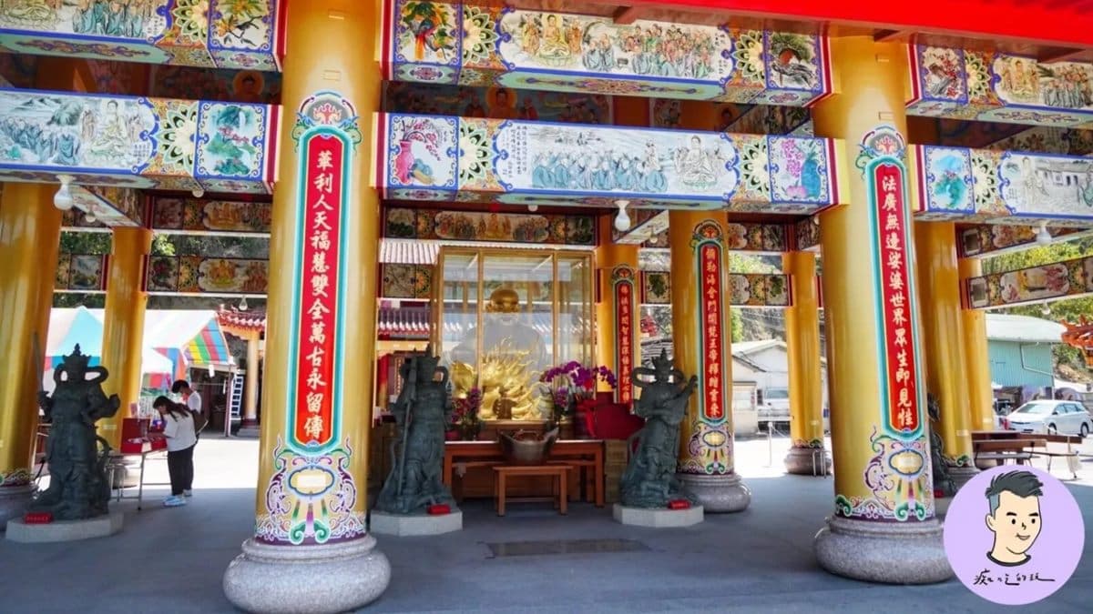 走過雙金龍步道第一殿為天王殿，供奉著彌勒佛菩薩。（圖片來源：痴吃的玩）
